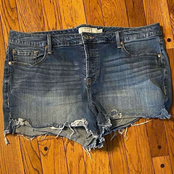 TORRID SKINNY SHORTS‎ - medium WASH WITH RIPPED DESTRUCTION AND FRAYED HEM - Picture 2 of 7